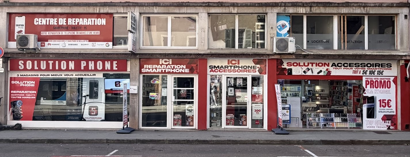 Façade des boutiques Solution Phone et Solution Accessoires à Mâcon