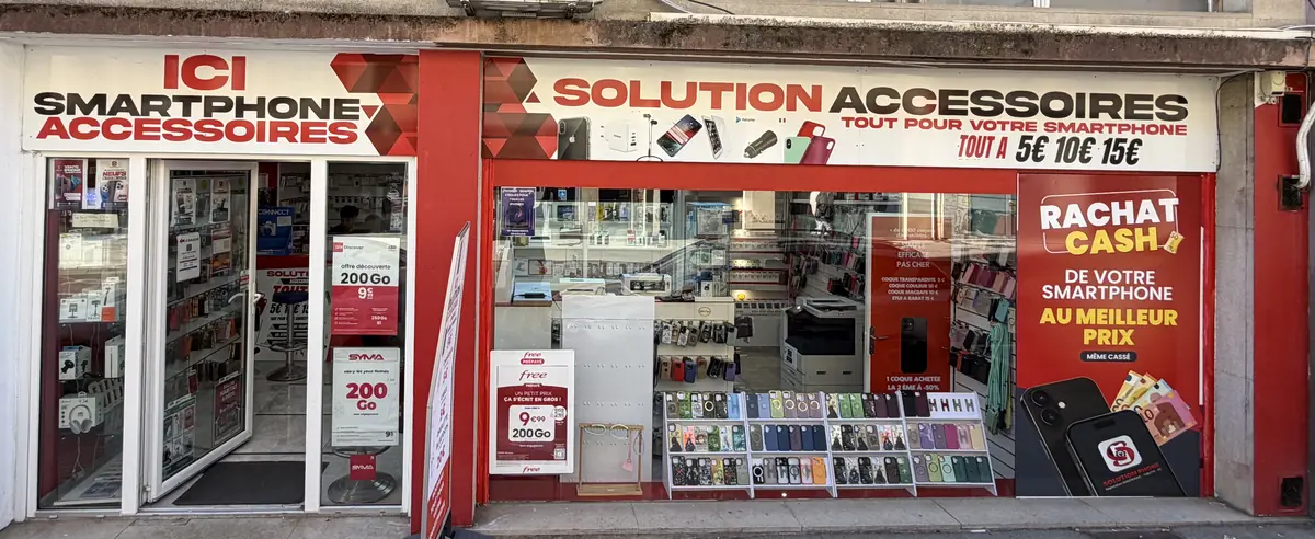 Vitrine de Solution Accessoires au 21 rue Gambetta à Mâcon, avec l’affiche « Rachat cash de votre smartphone »